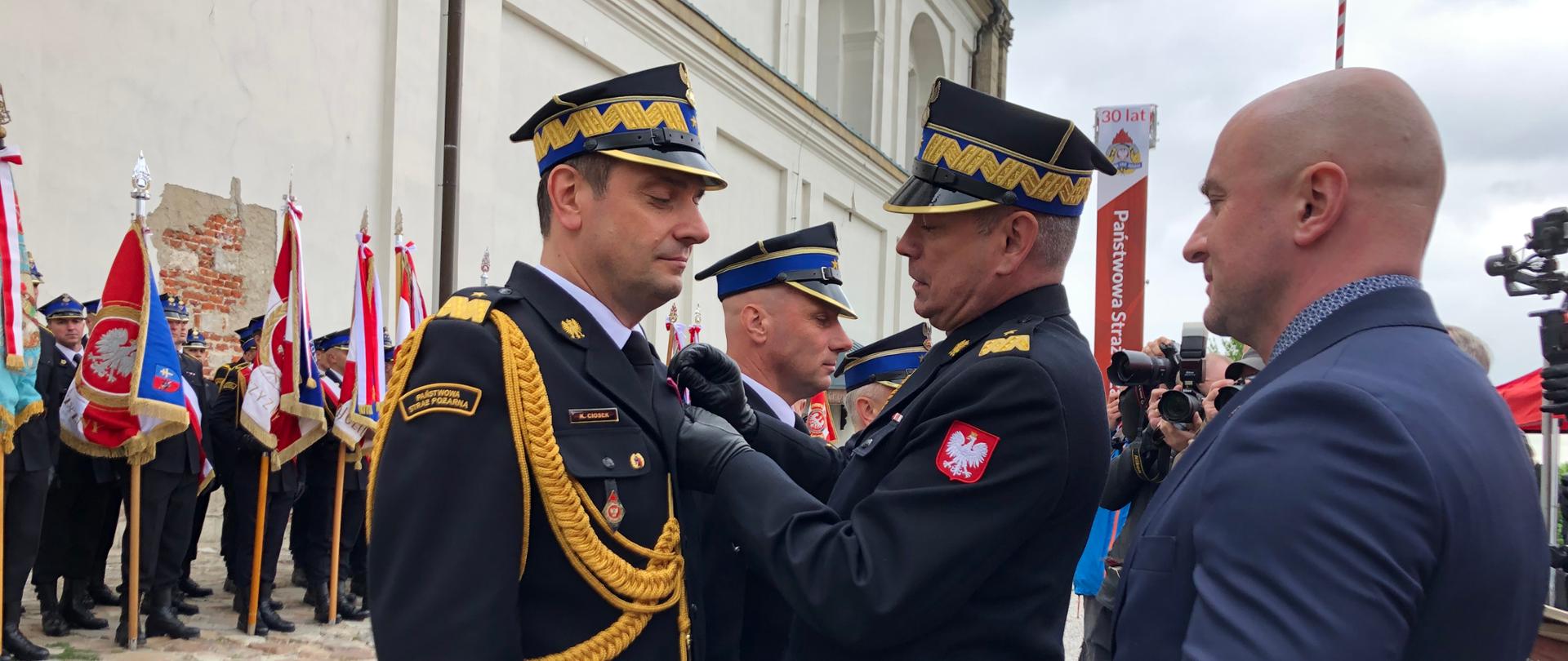 Na zdjęciu Zastępca Komendanta Głównego wręcza odznakę Świętokrzyskiemu Komendantowi Wojewódzkiemu PSP 