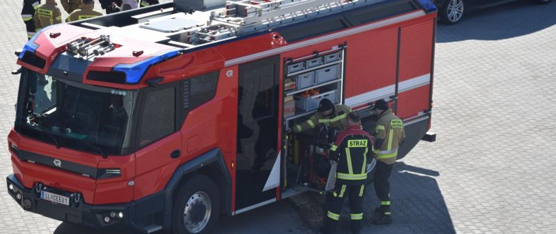 Prezentacja pojazdu pożarniczego o napędzie elektrycznym