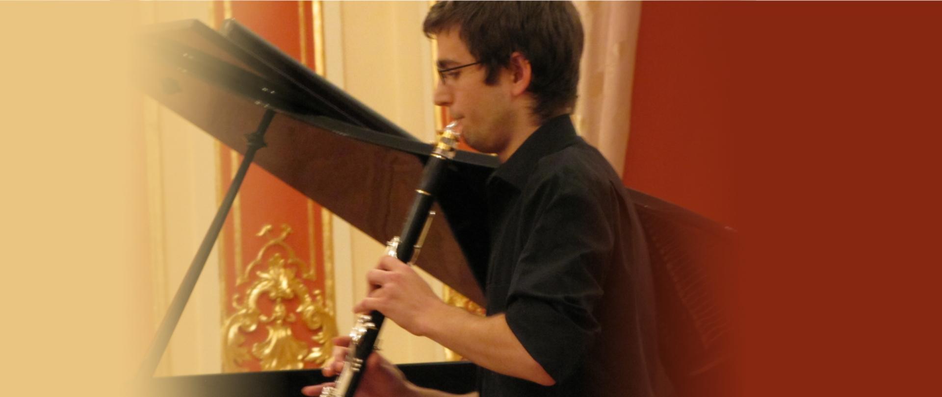 Grafika przedstawia ucznia ZPSM grającego na klarnwecie w klubie XIII muz