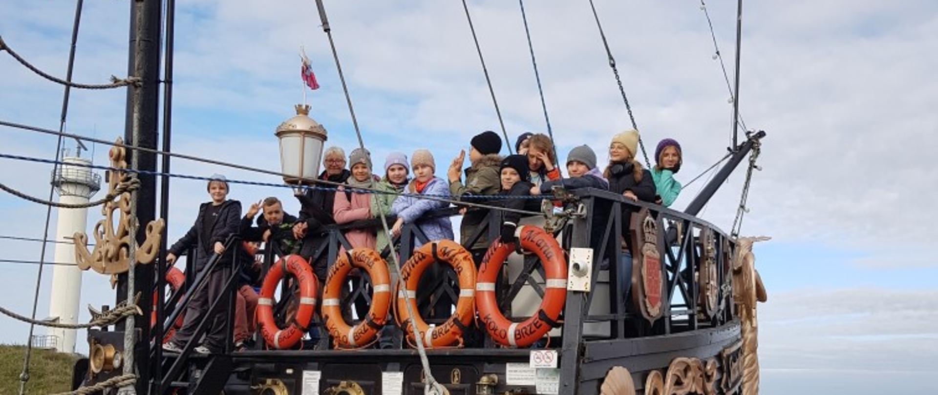 Dzieci na statku przed wypłynięciem w rejs
