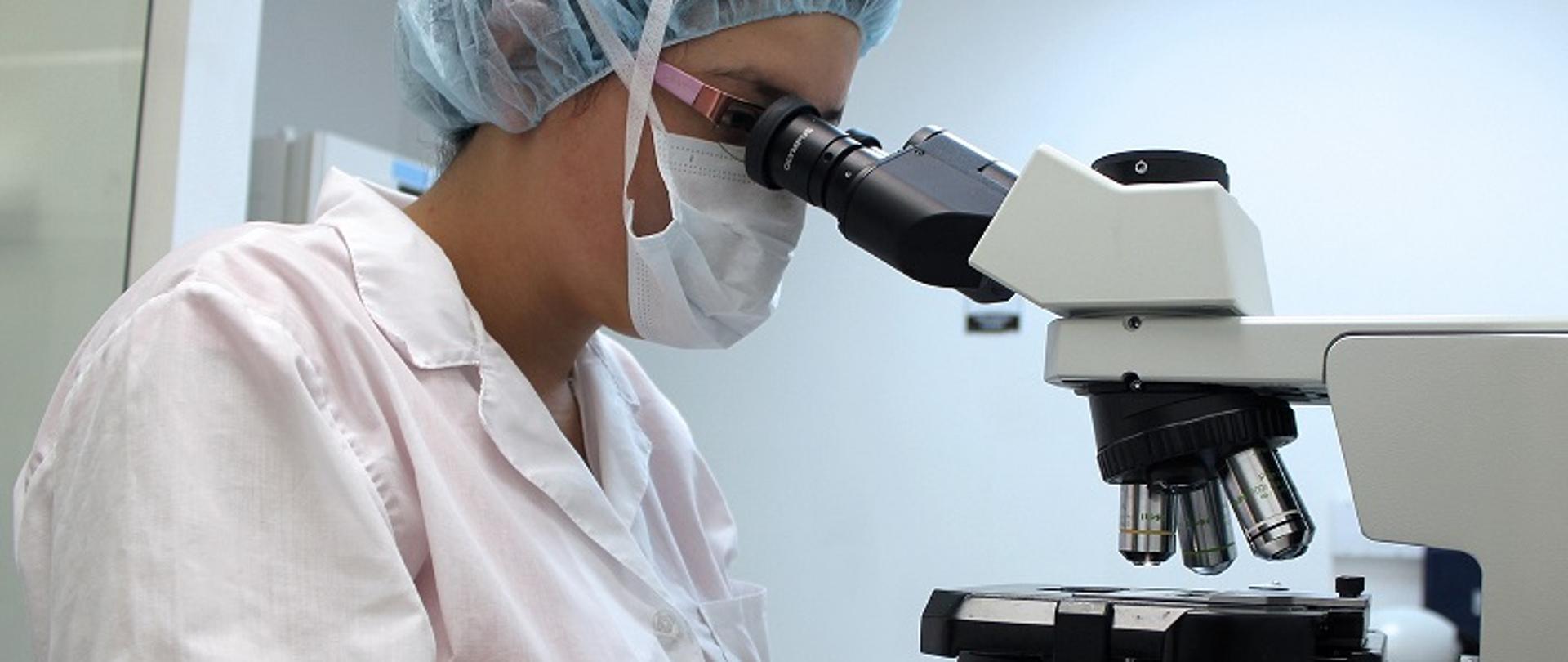 Kobieta przy mikroskopie w laboratorium