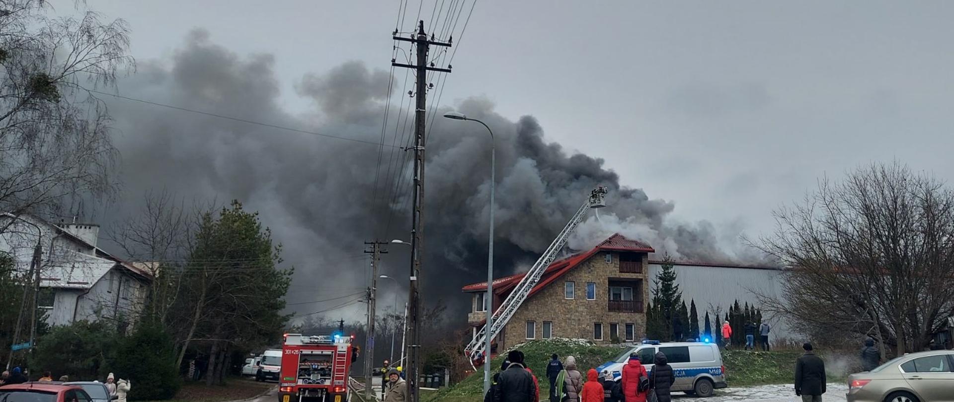 Pożar budynku biurowego wraz z przyległą halą sportową