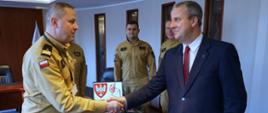 Wojewoda wielkopolski oraz wielkopolski komendant wojewódzki ściskają sobie dłoń