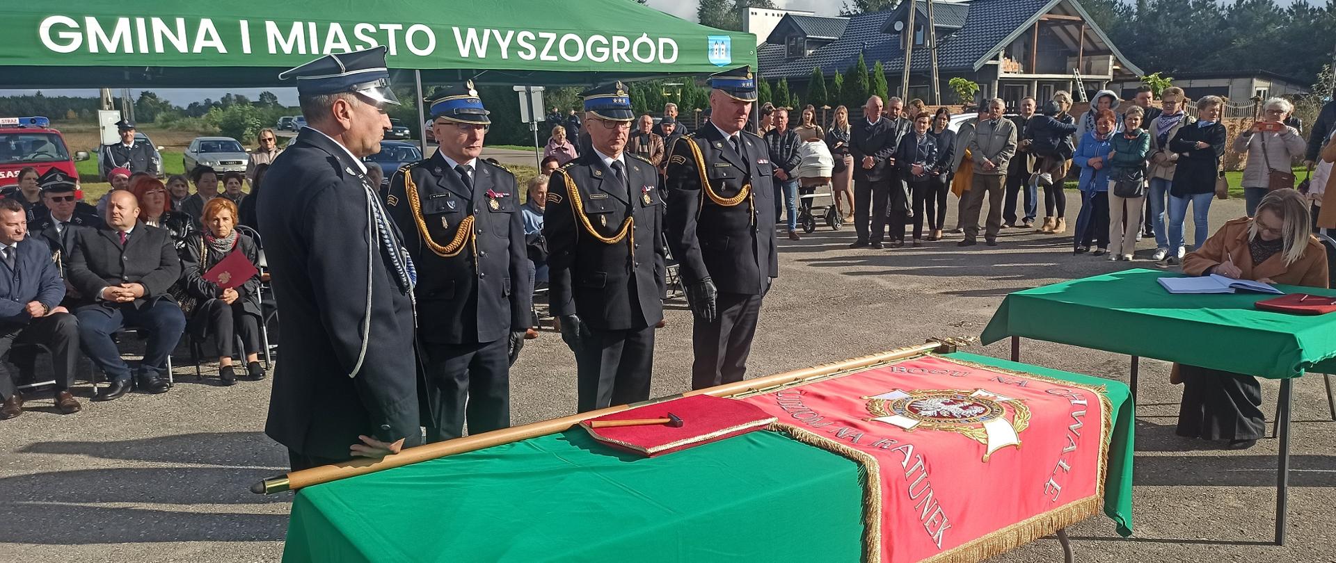 na zdjęciu Przedstawiciele Państwowej Straży Pożarnej podczas dokonaniu wbijania gwoździ w sztandar OSP Rakowo.