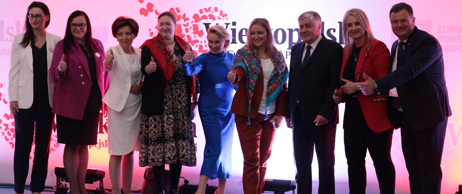 Grupa osób na scenie. Druga od lewej wiceminister Małgorzata Jarosińska-Jedynak.