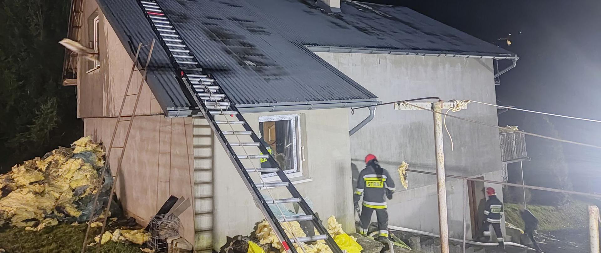 Strażacy prowadzą działania w budynku