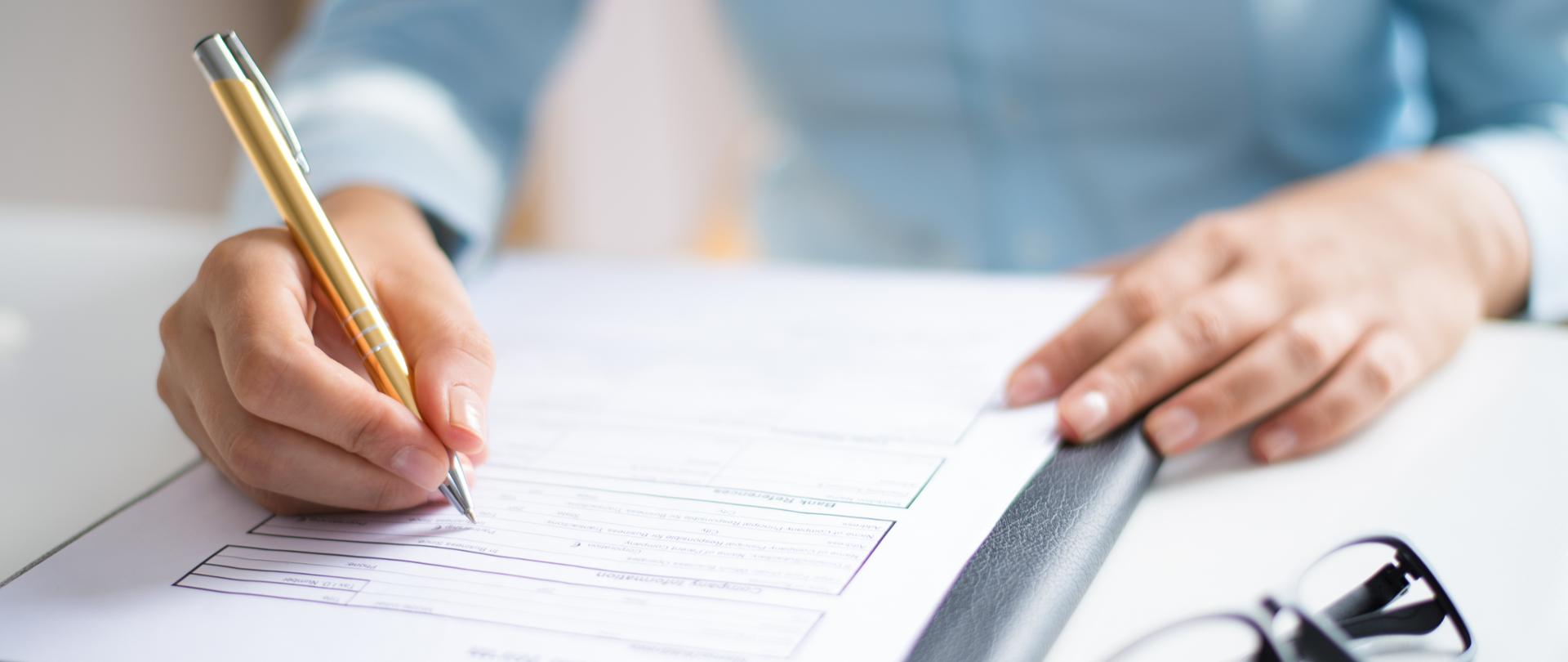 Zdjęcie przedstawiające osobę wypełniającą ankietę.