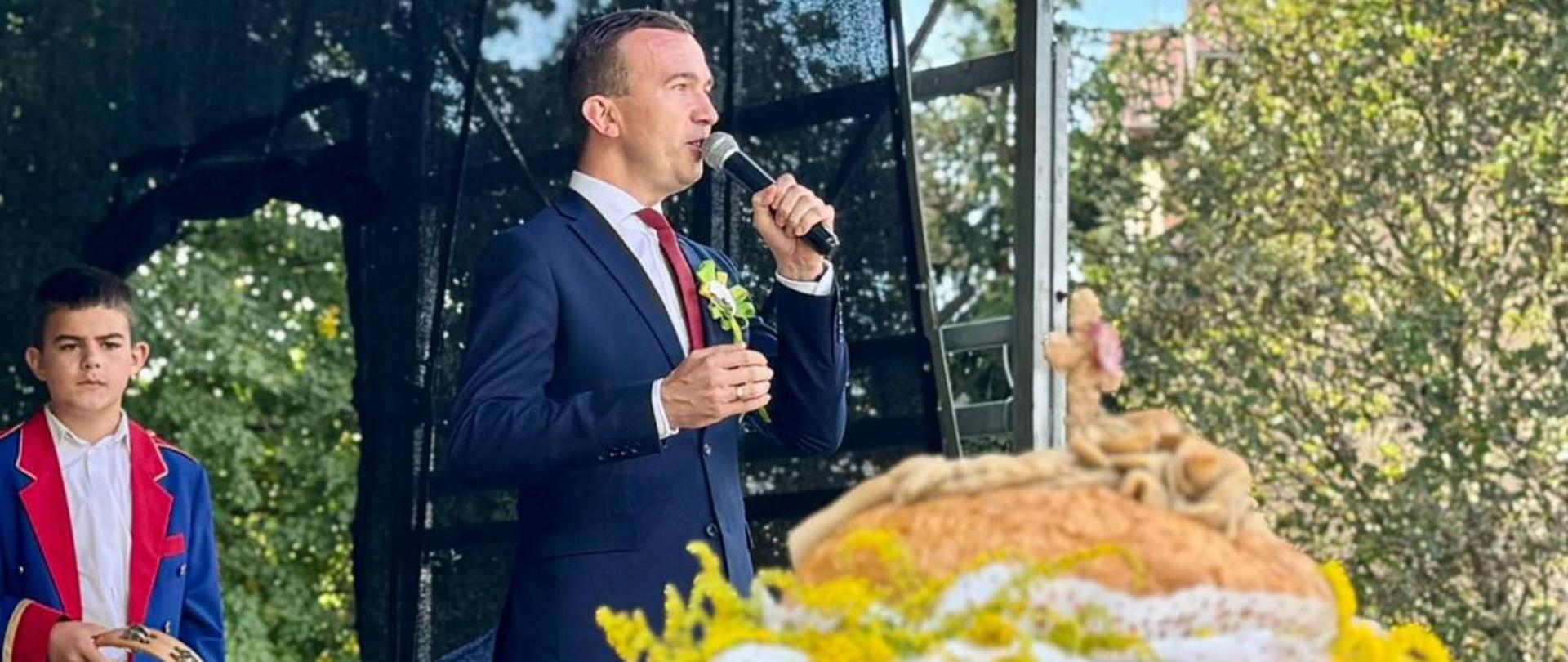 Wicewojewoda Mateusz Szauer na Dożynkach. 