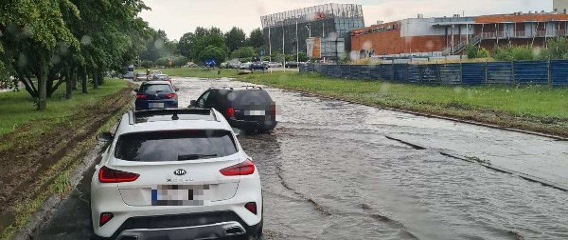 Zalane ulice miasta Koszalin. Samochody na zalanej drodze.