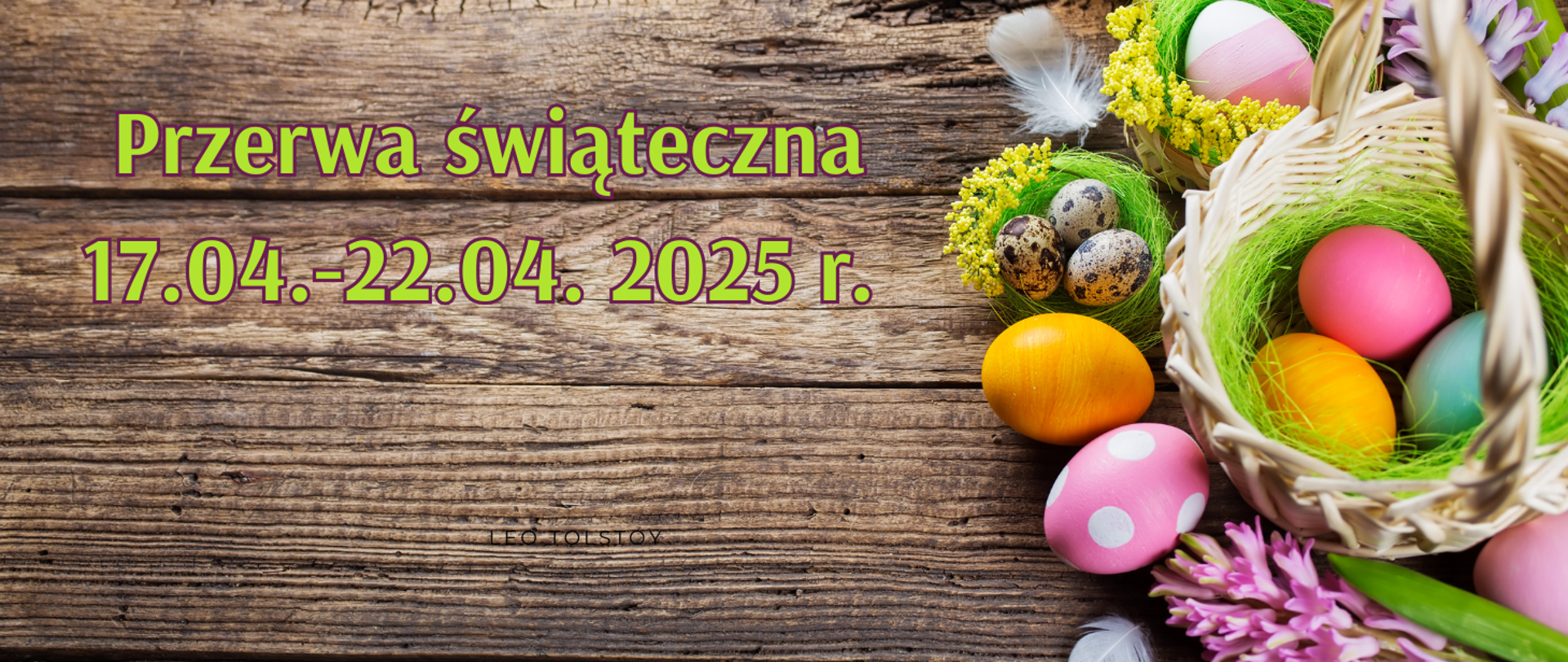 Baner informujący o przerwie świątecznej w dniach 17.04–22.04.2025 r. Na drewnianym tle znajdują się kolorowe pisanki, koszyk wielkanocny, kwiaty oraz piórka – symbole Świąt Wielkanocnych.