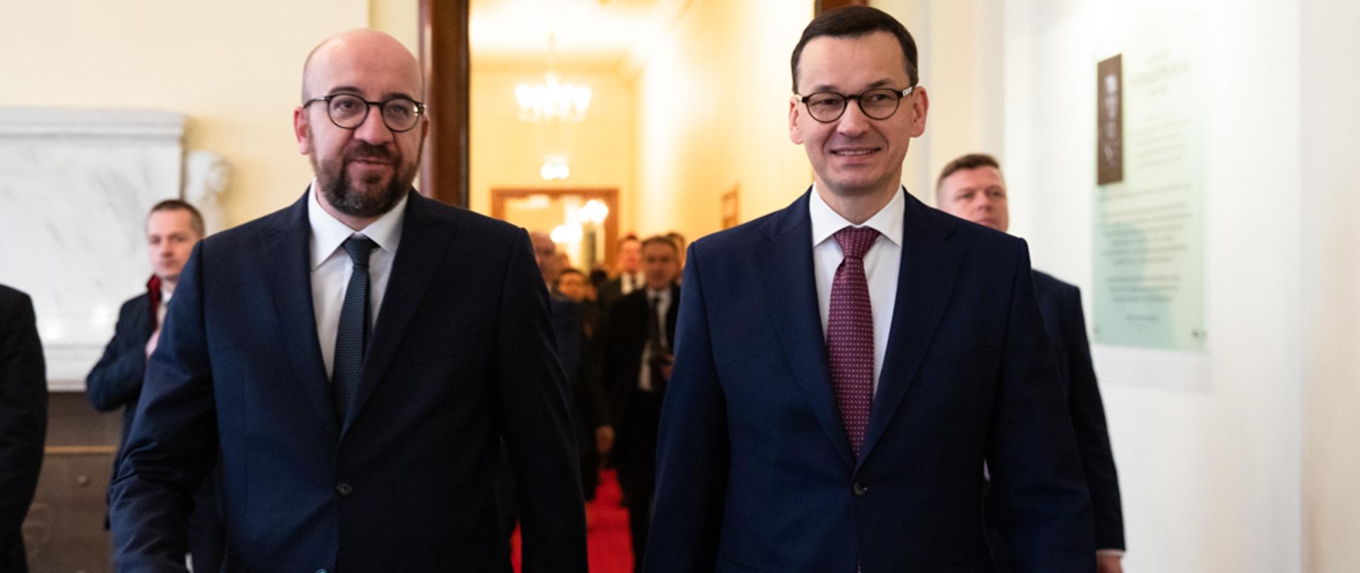 Charles Michel i Mateusz Morawiecki idą.