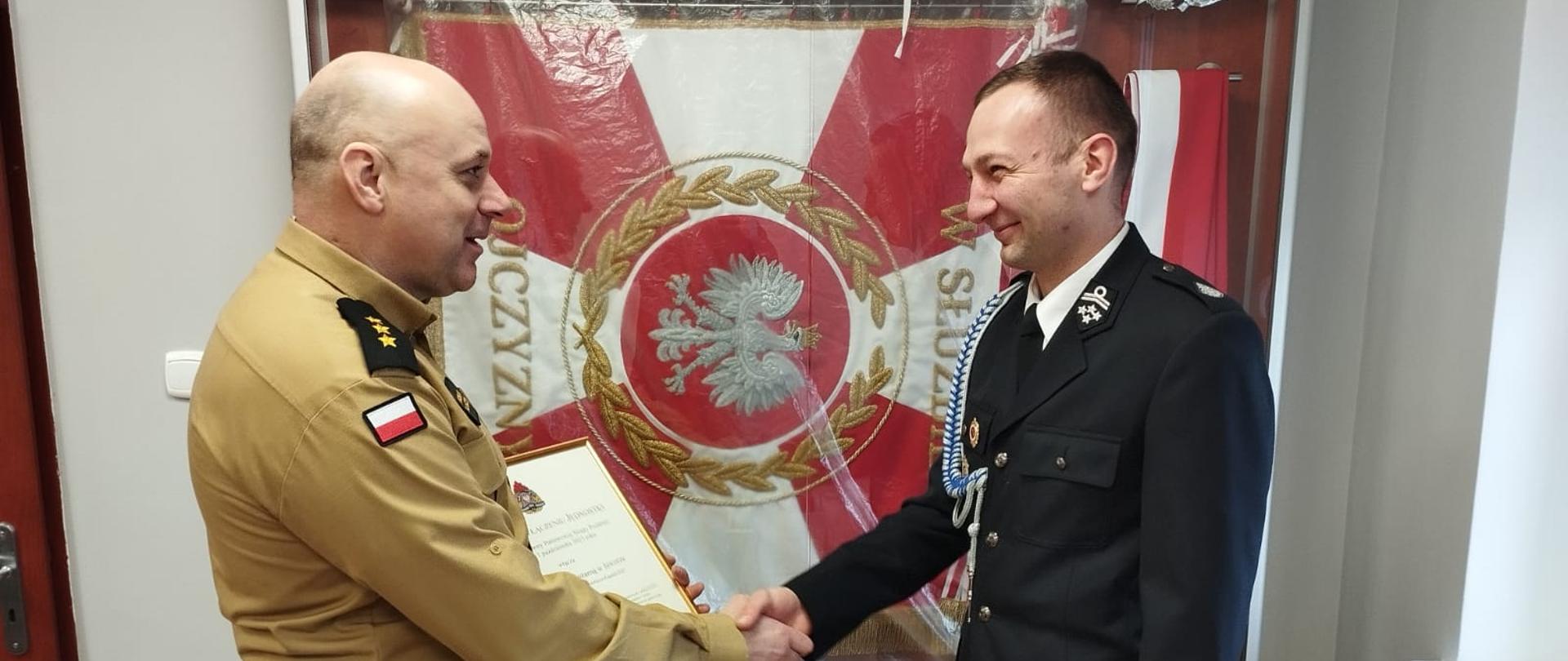 Komendant Powiatowy wręcza Prezesowi OSP Jawor decyzję o włączeniu do KSRG na kolejne 5 lat.