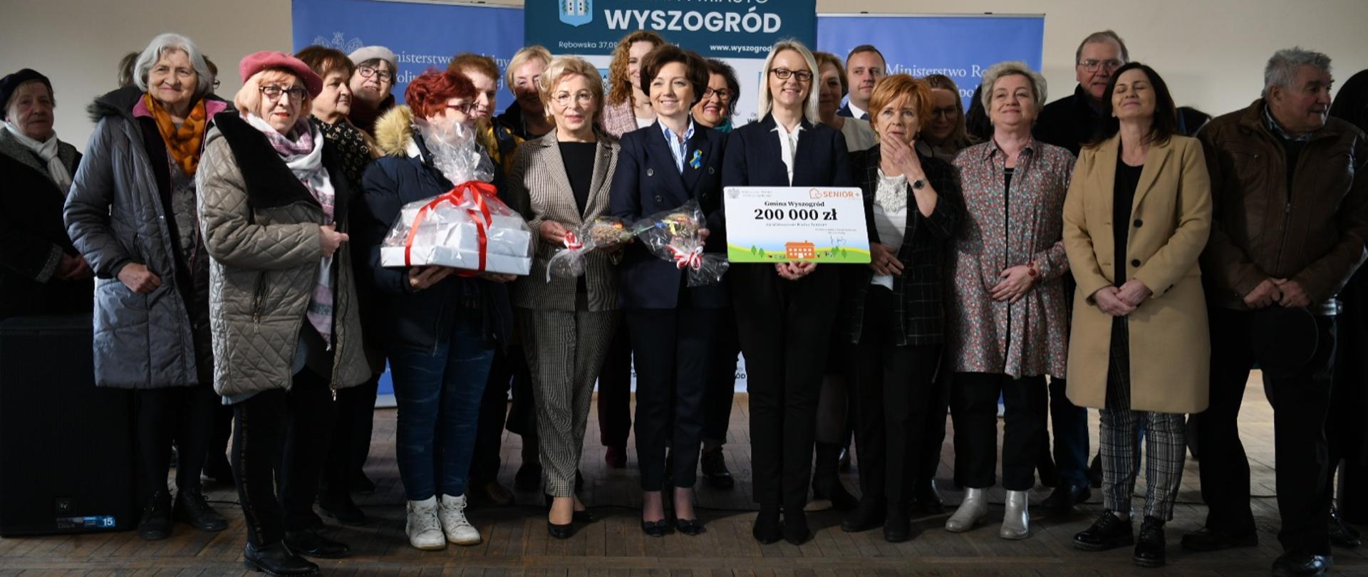 Minister Marlena Maląg z seniorami 