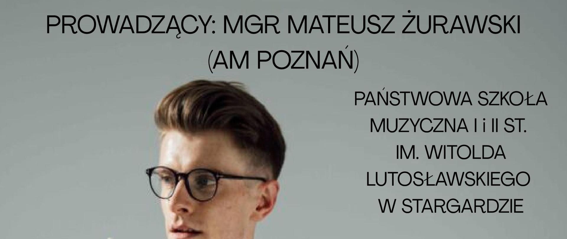 Plakat Warsztatów obojowych z mgrem Mateuszem Żurawskim z Akademii Muzycznej im. Jana Ignacego Paderewskiego w Poznaniu w dniu 15 listopada 2025. Tłem plakatu jest zdjęcie pana Mateusza Żurawskiego spoglądającego przez prawe ramię, który trzyma w obu rękach obój przytrzymując go prawą ręką za czarę dźwiękową. Ubrany jest w beżową marynarkę, białą koszulę i czarne spodnie z brązowym paskiem, a na nosie ma okulary. 