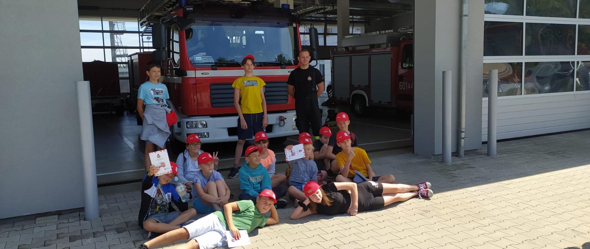 Uczestnicy półkolonii podczas wizyty w KP PSP w Śremie.