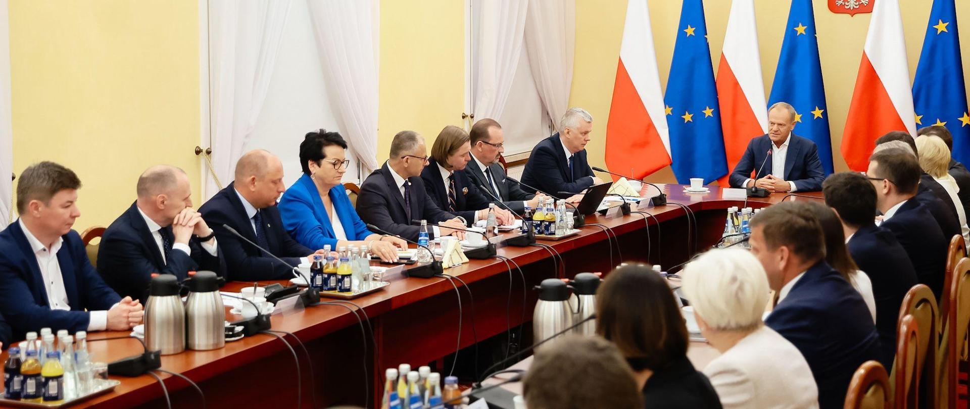 Premier Donald Tusk podczas narady z wojewodami w Białymstoku.