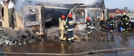 pożar warsztatu samochodowego w miejscowości Zakrzew, dogaszanie warsztatu przez strażaków Państwowej i Ochotniczej straży POżarnej