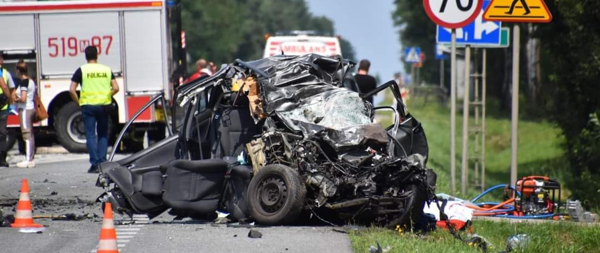 Zderzenie samochodu osobowego z ciągnikiem siodłowym z naczepą