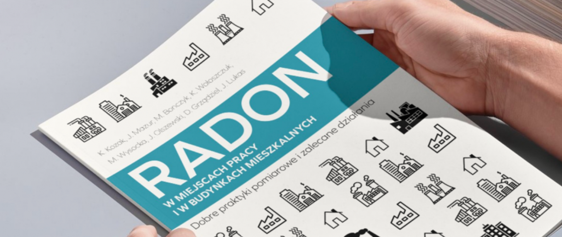 Osoba trzyma w dłoniach broszurę zatytułowaną „RADON w miejscach pracy i w budynkach mieszkalnych – dobre praktyki pomiarowe i zalecane działania”.