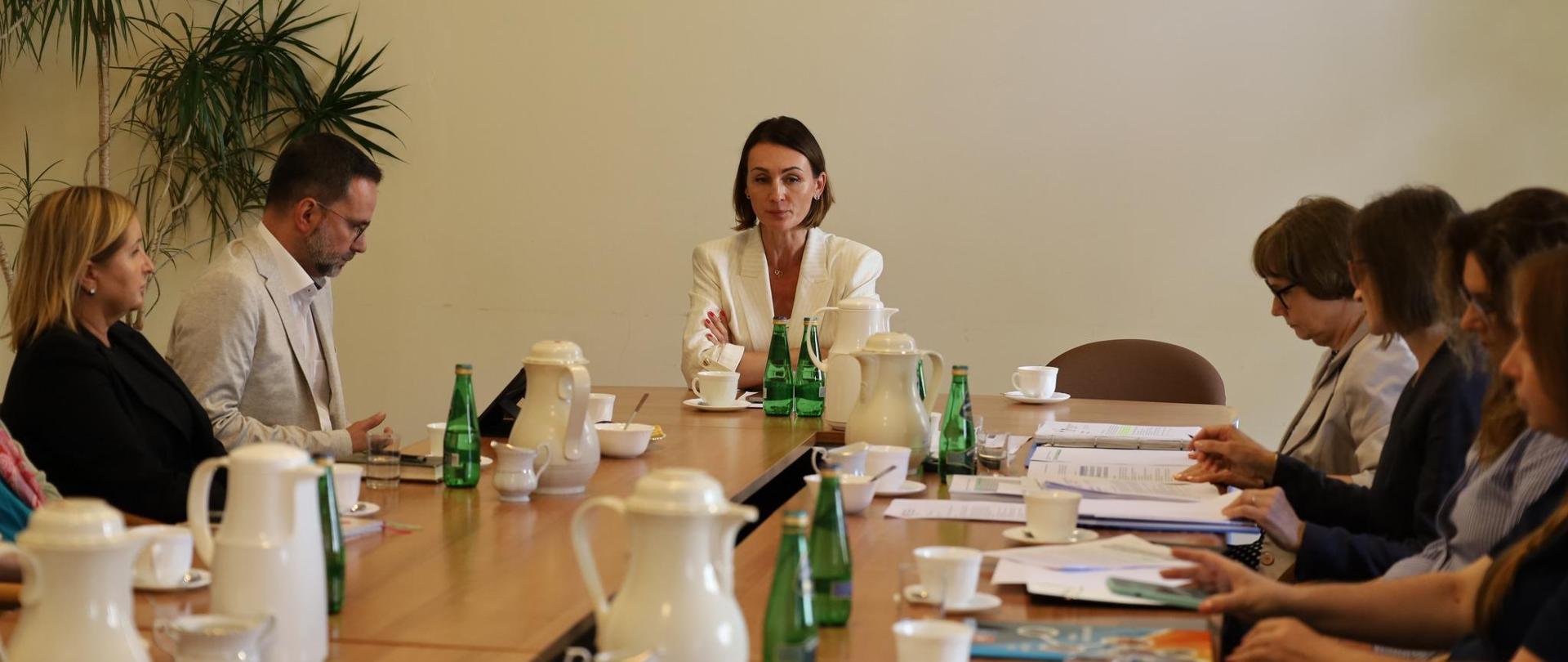 kilka osób siedzi przy stole, na pierwszym planie kobieta (wojewoda)