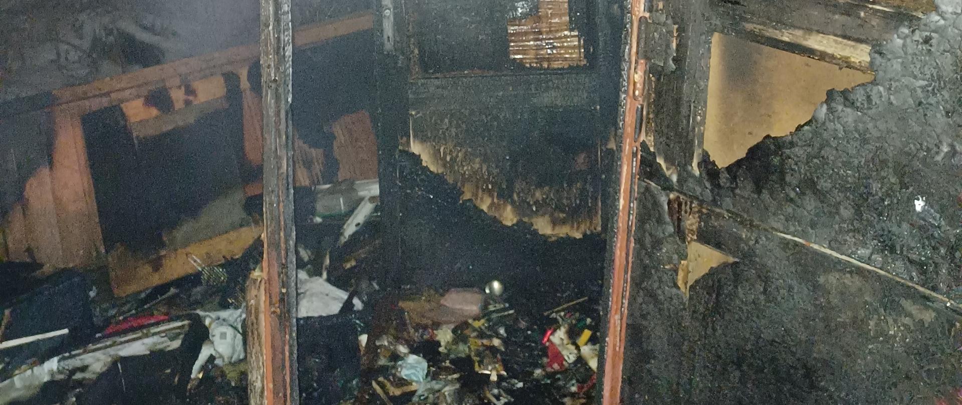 Spalona konstrukcja altany. Pora nocna