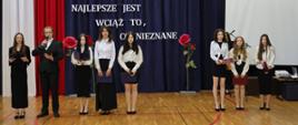 Uczniowie prezentujący część artystyczną podczas szkolnej uroczystości.
