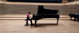 Dziewczynka gra na fortepianie.