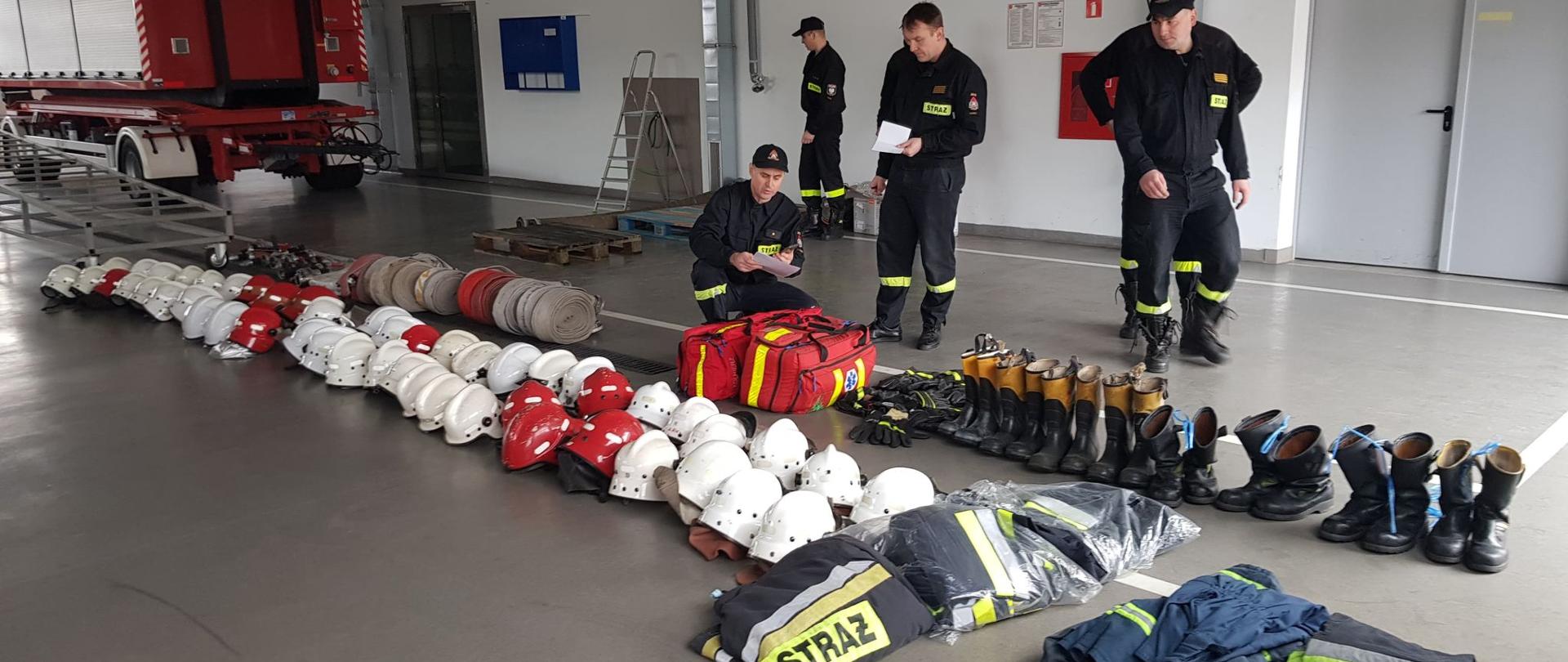 Na zdjęciu wyposażenie osobiste oraz sprzęt dla strażaków z Ukrainy. 