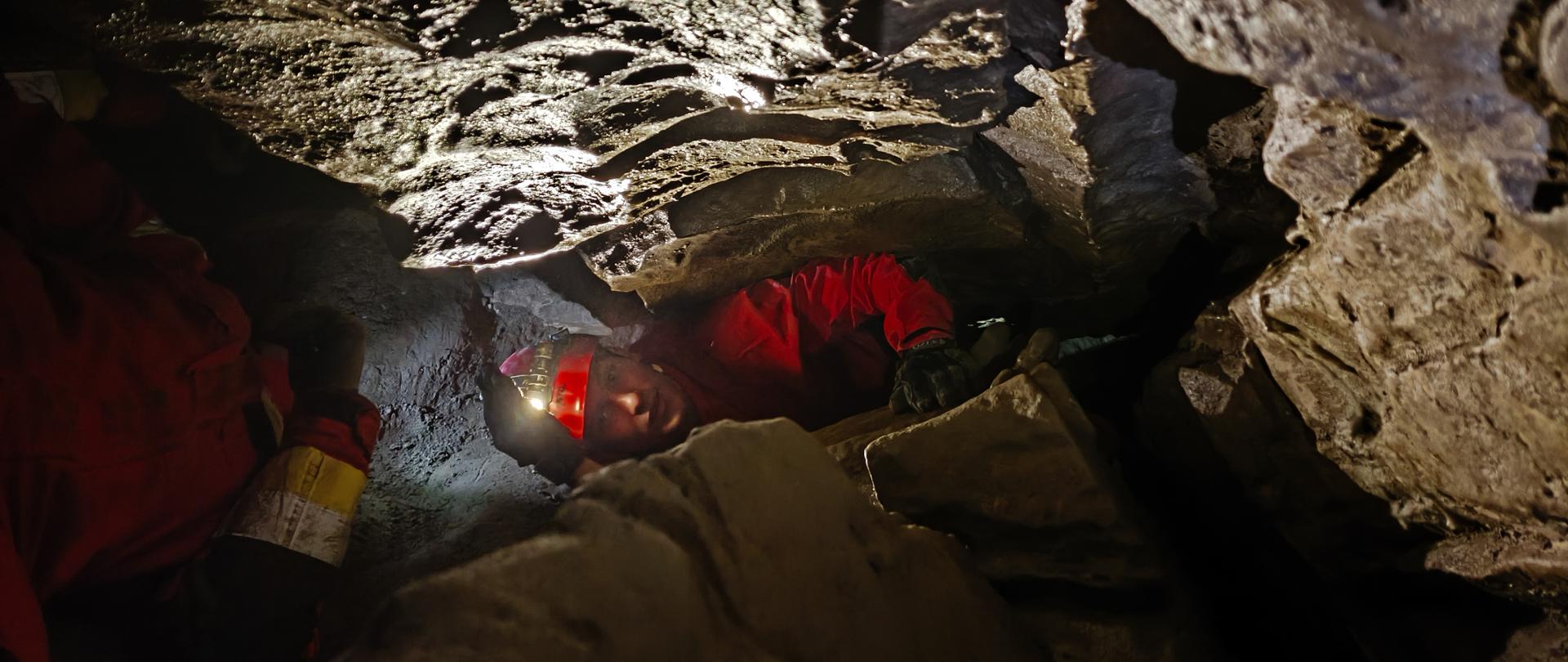 Strażacy podczas ćwiczeń w jaskini.