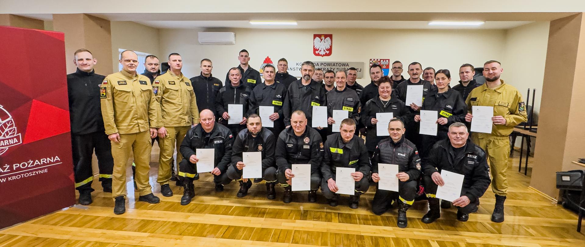 Zdjęcie przedstawia uczestników kursu w świetlicy Komendy Powiatowej w Krotoszynie, które wzięły udział w egzaminie podsumowującym ich umiejętności z zakresu Kwalifikowanej Pierwszej Pomocy. 