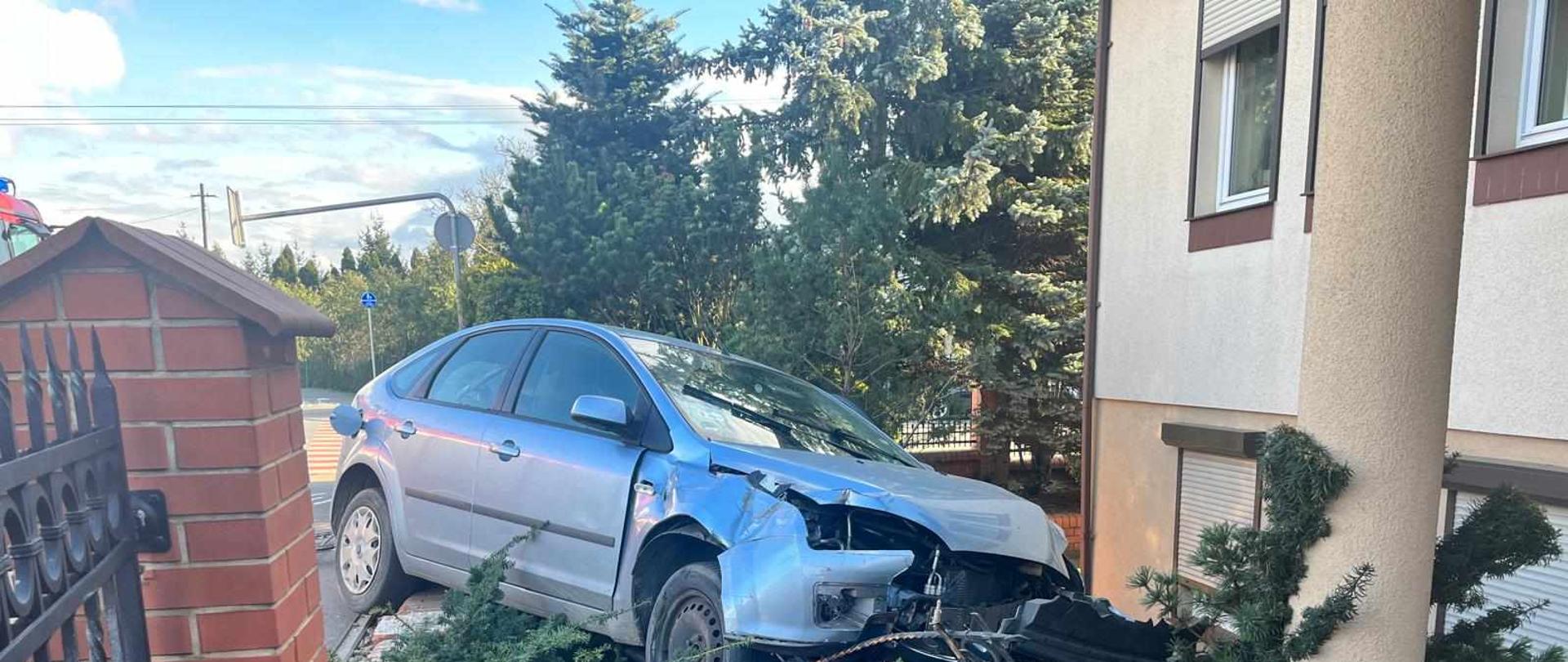 Wypadek samochodu osobowego marki FORD FOCUS na ulicy Polnej w Obornikach.