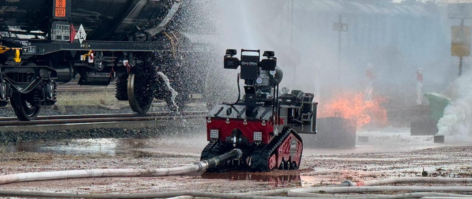 Robot w trakcie ćwiczeń podczas działań gaśniczych