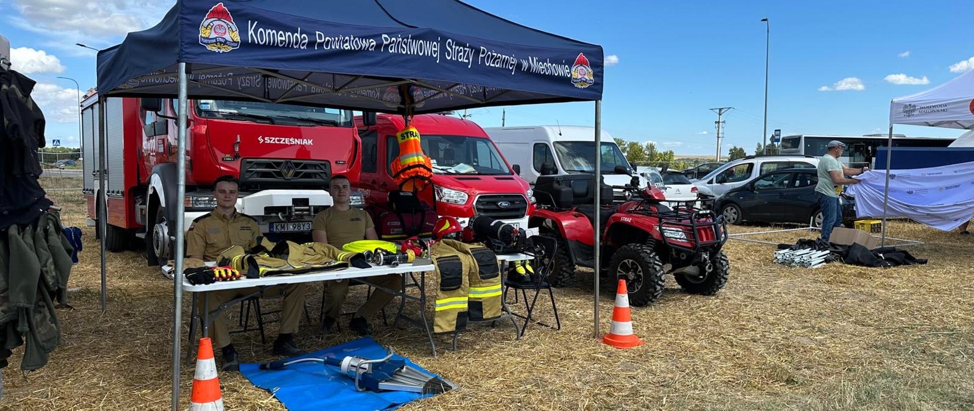 Na zdjęciu namiot oraz sprzęt strażacki KP PSP Miechów z tyłu wozy strażackie