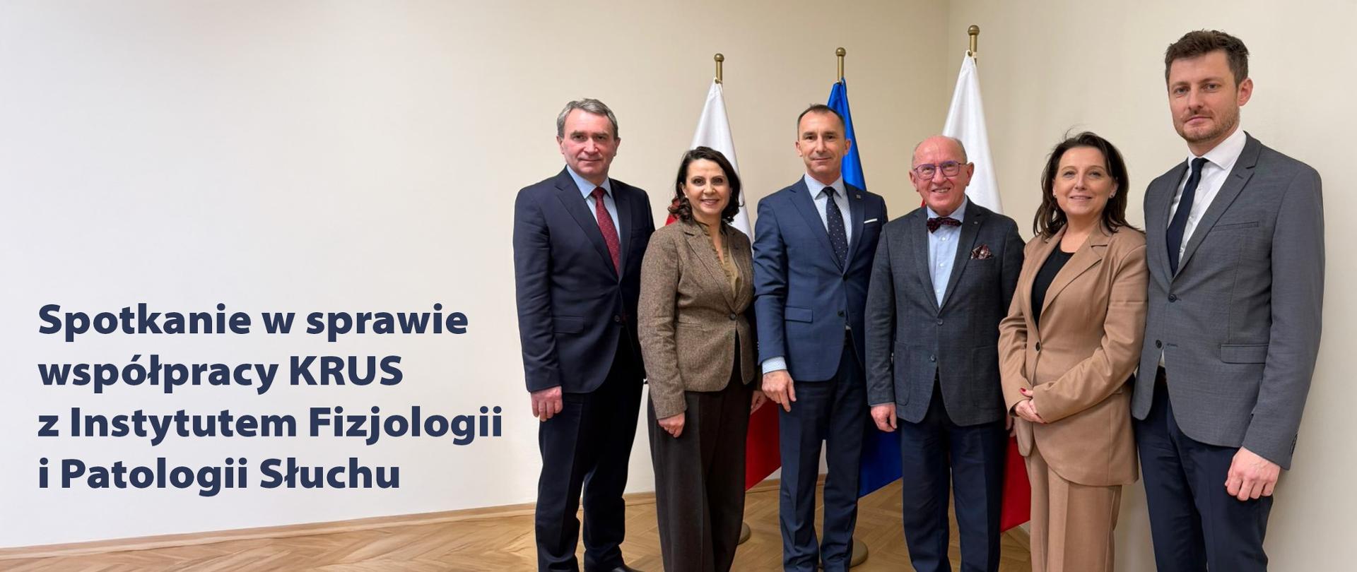 czterej mężczyźni i dwie kobiety na tle flag polskich i unijnych