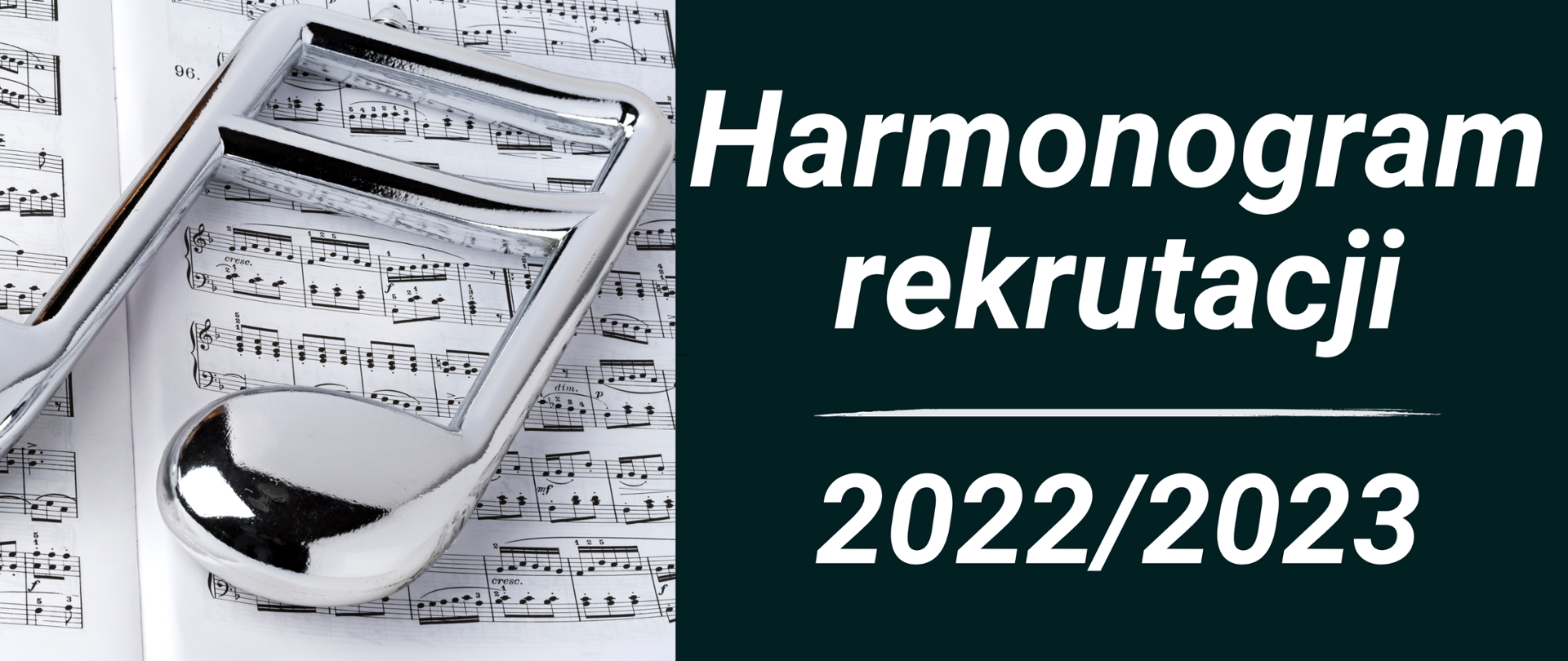 Grafika. Z lewej strony biało czarne nuty a na nich duża srebrna nuta. z lewej strony na ciemno zielonym tle napis: /"Harmonogram rekrutacji 2022/2023"/