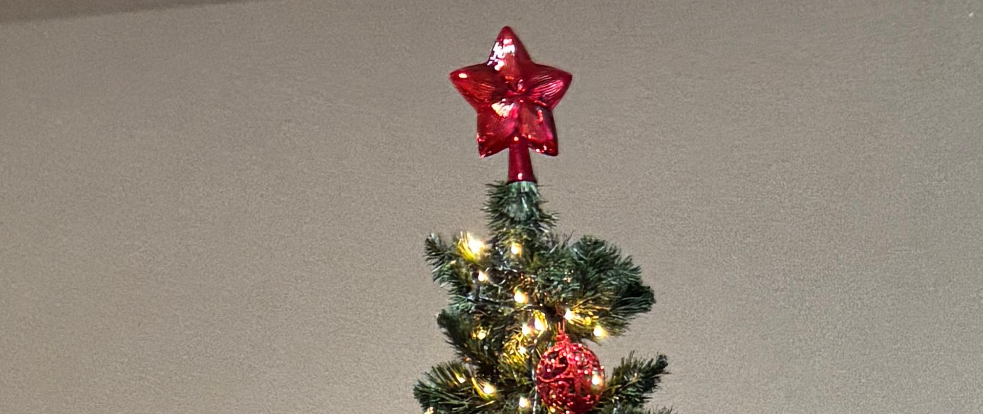 Strażacy i pracownicy ubirają choinkę 