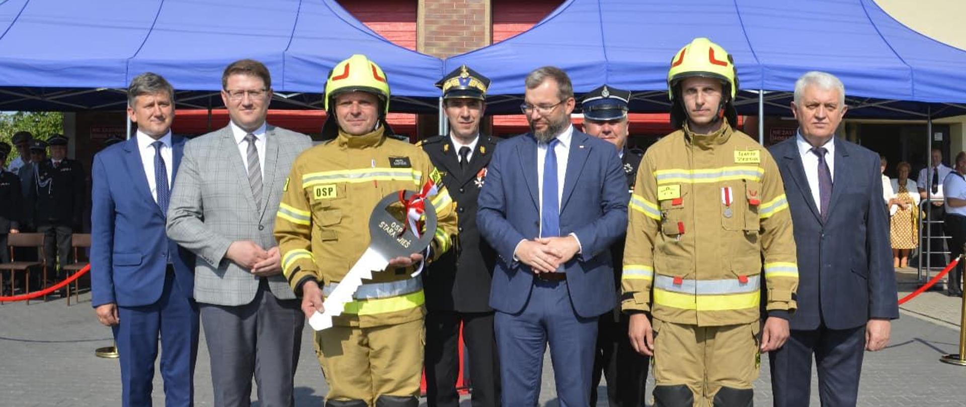 Zdjęcie grupowe z samorządowcami i druhami. 