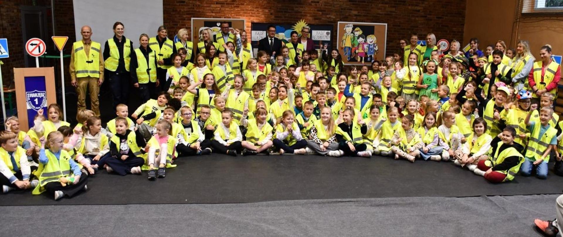 Akcja Bezpieczny Pierwszoklasista - zdjęcie grupowe