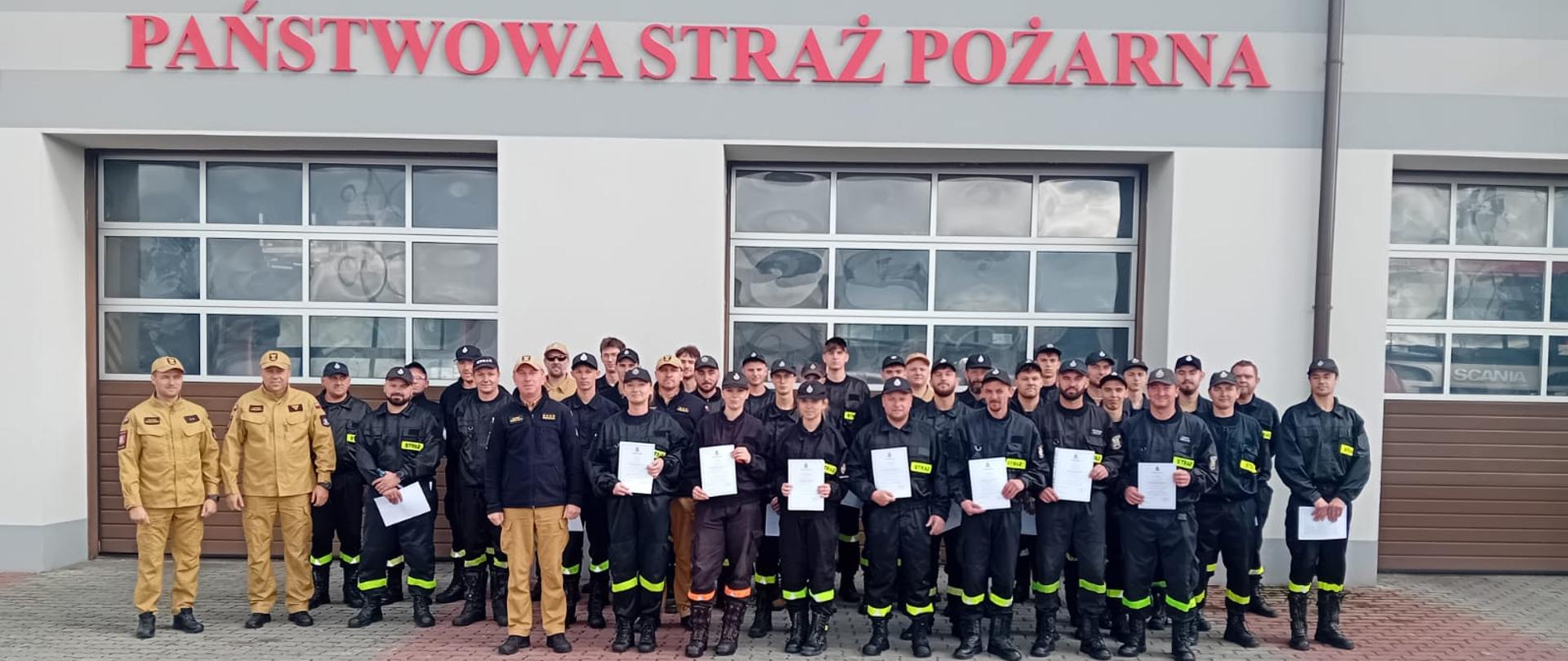 słuchacze szkolenia podstawowe strażaka ratownika Ochotniczych Straży Pożarnych z terenu powiatu lubaczowskiego