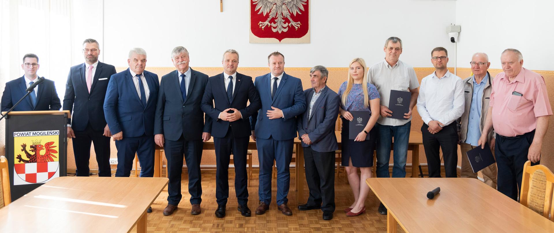 Wiele osób pozujących do zdjęcia