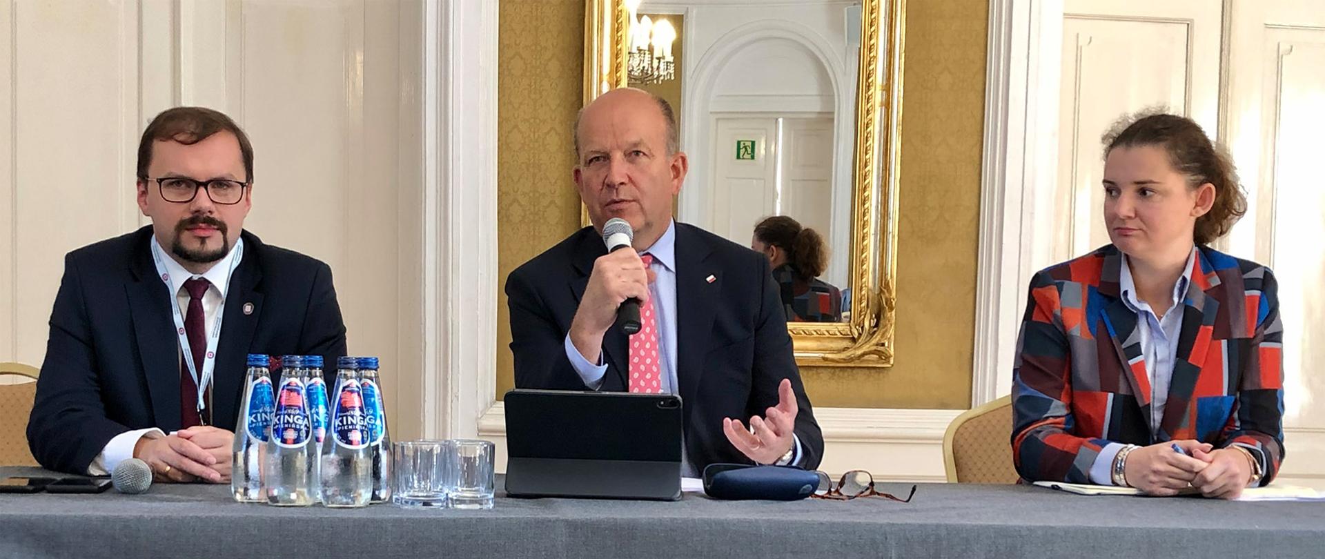 Wojewoda Mazowiecki oraz Państwowy Mazowiecki Wojewódzki Inspektor Sanitarny siedzą przy stole prezydialnym podczas narady. Przemawia Wojewoda Konstanty Radziwiłł.