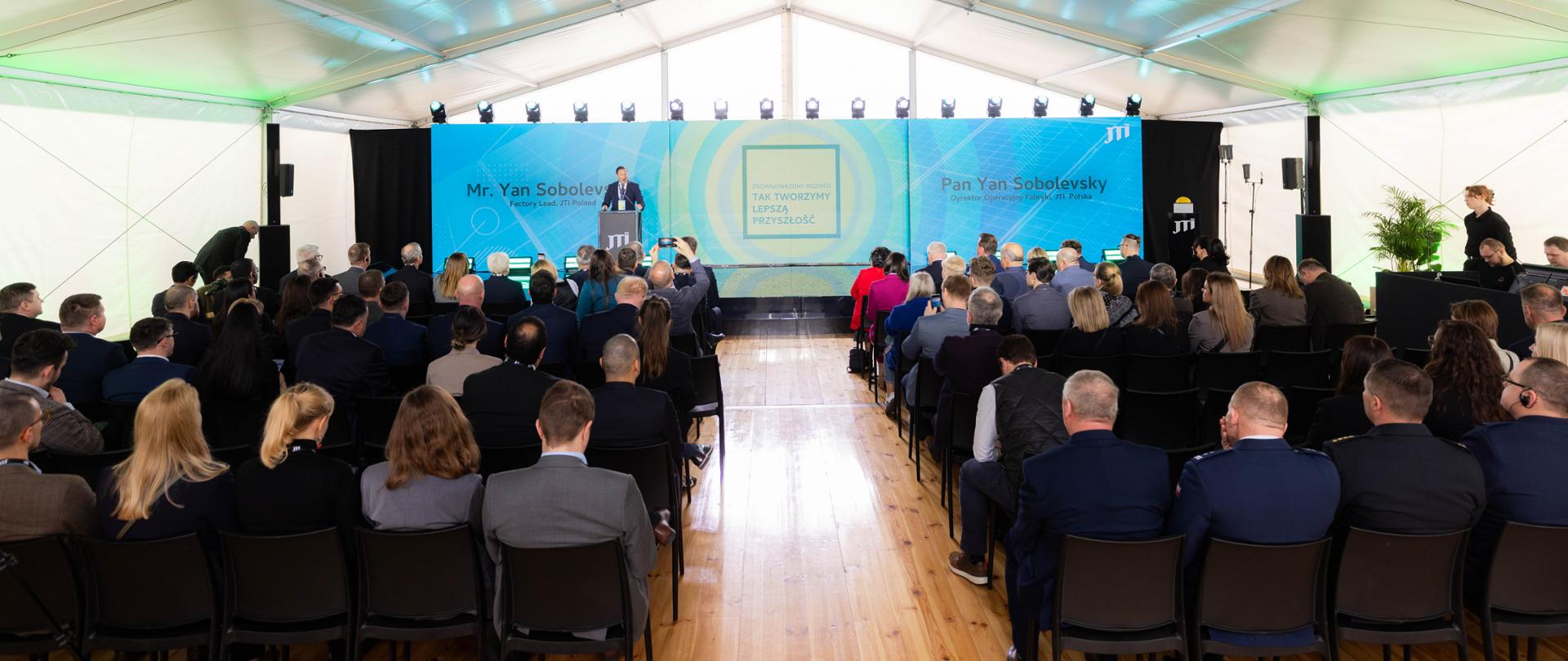 Zaproszeni goście podczas uroczystego otwarcia farmy fotowoltaicznej JTI w Starym Gostkowie 