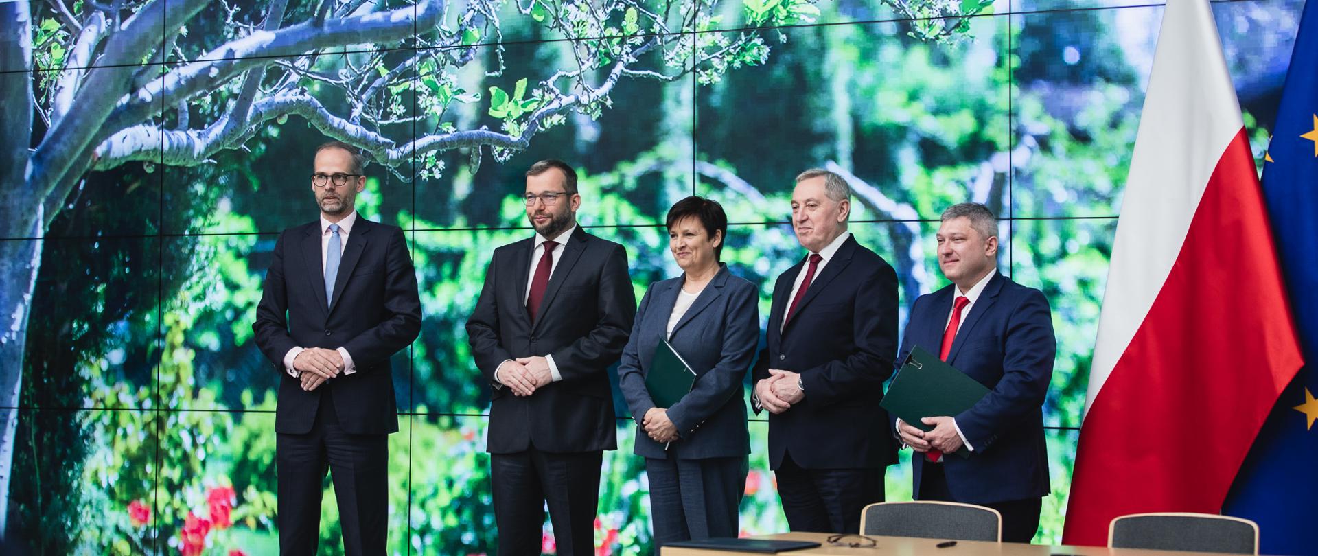 uczestnicy konferencji Rozwój zielonej infrastruktury poprzez wsparcie ogrodów działkowych pozują do pamiątkowego zdjęcia