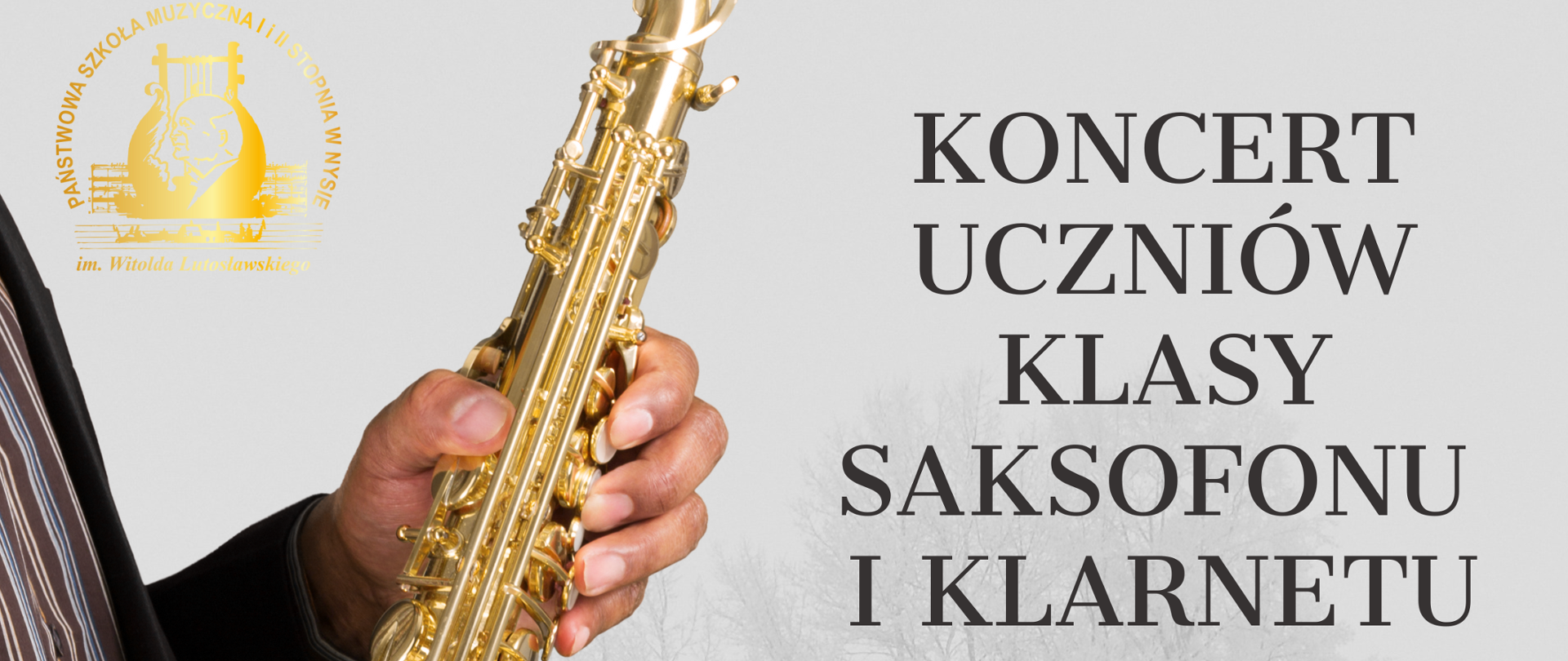 Zdjęcie zamglona przestrzeń śnieg drewniany płot w perspektywie oddalający się ledwo widoczne drzewa symbol klucza wiolinowego zakręconą pięciolinią na której znajdują się randomowo umieszczone nuty z lewej strony fragment faceta z saksofonem złotym W lewym górnym rogu złote logo szkoły muzycznej w Nysie według ustalonego znaku napis koncert uczniów klasy saksofonu i klarnetu 15 Grudnia 2023 godzina 16:30 pod spodem Państwowa Szkoła Muzyczna pierwszego i drugiego stopnia imienia Witolda Lutosławskiego w Nysie sala koncertowa
