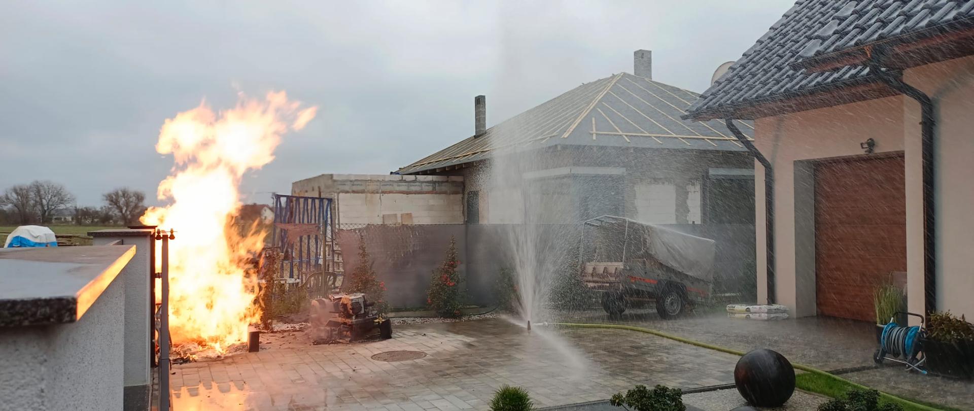 Po lewej widać płomienie, po prawej budynki mieszkalne