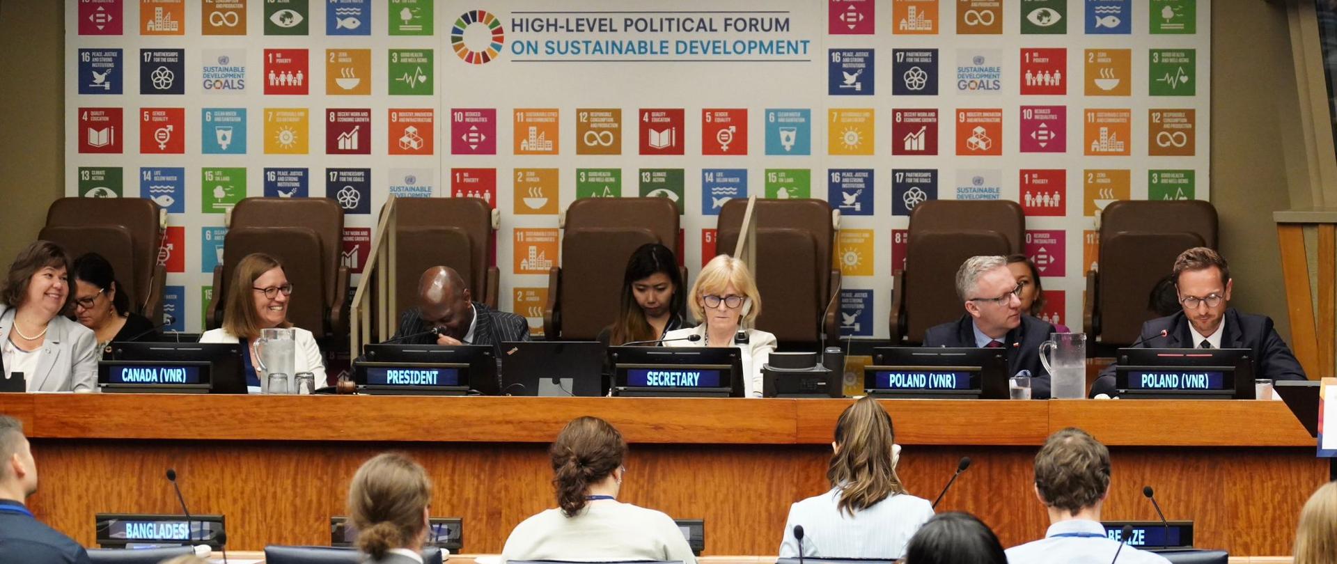 W siedzibie Organizacji Narodów Zjednoczonych (ONZ) w Nowym Jorku, minister Waldemar Buda prezentuje raport „Realizacja celów zrównoważonego rozwoju w Polsce. Raport 2023”. 