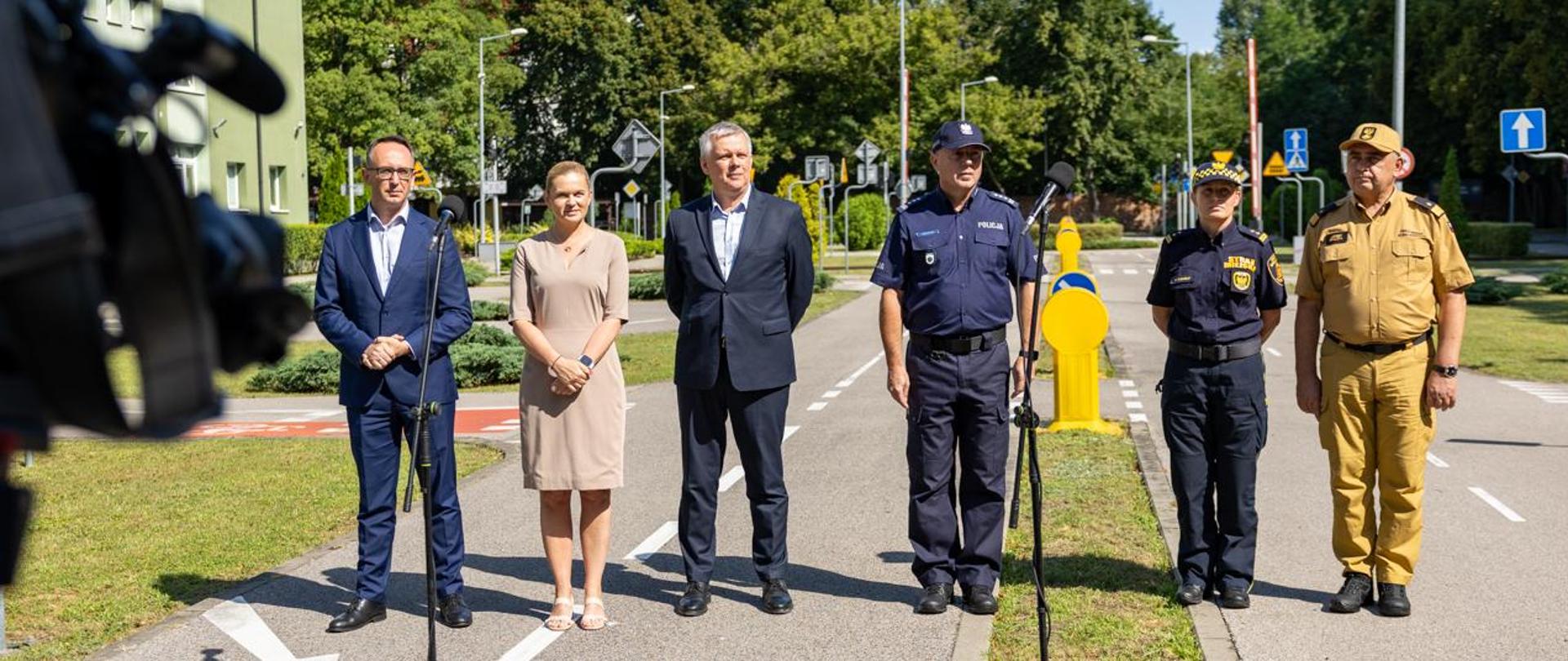 Konferencja prasowa szefa MSWiA Tomasza Siemoniaka, minister edukacji Barbary Nowackiej oraz ministra infrastruktury Dariusza Klimczaka