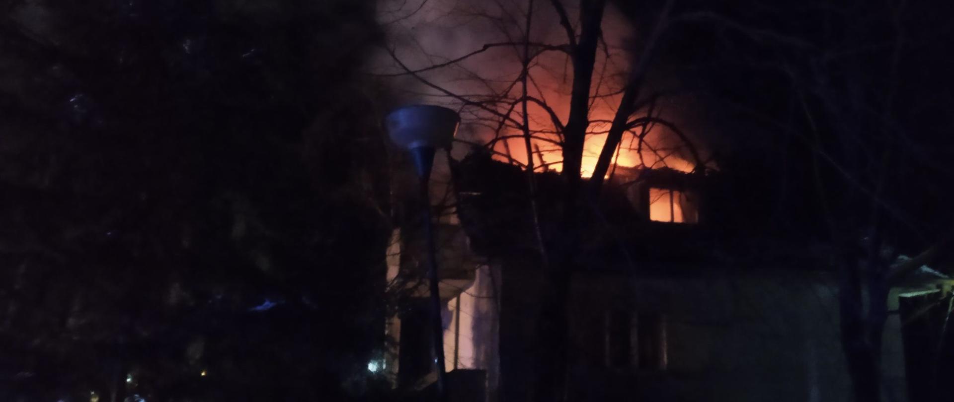 pożar Pogorzelica - w tle widać ogień na poddaszu