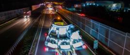 Transport elementów maszyny TBM widziany na drodze ekspresowej 