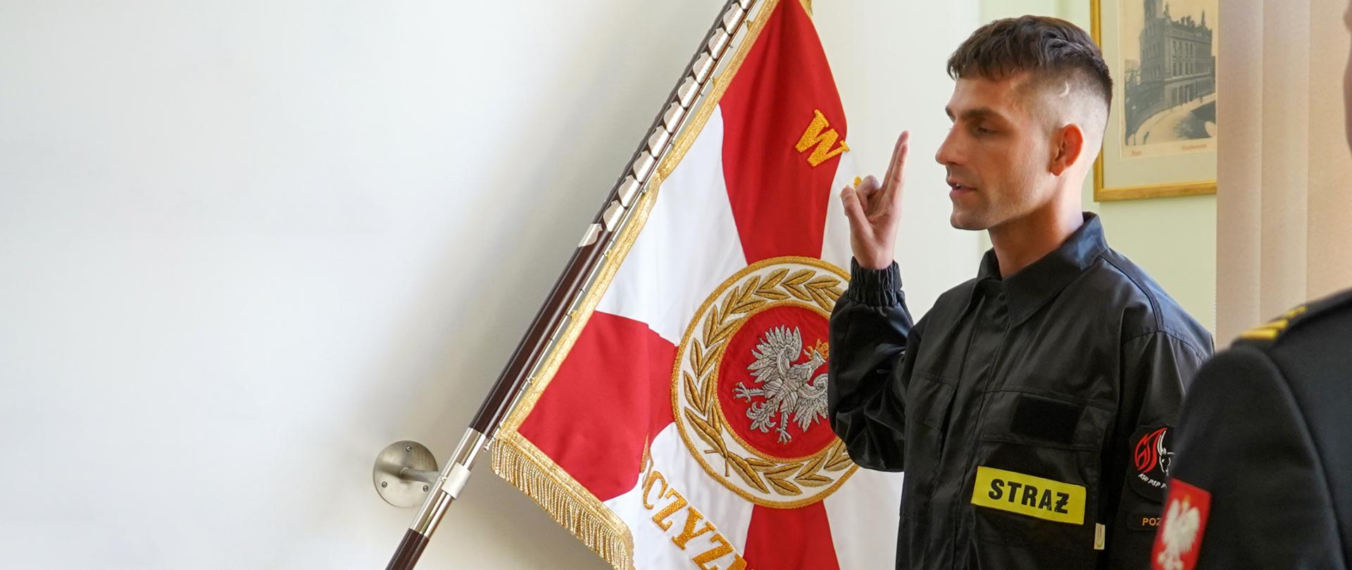 Strażak składający śluboranie